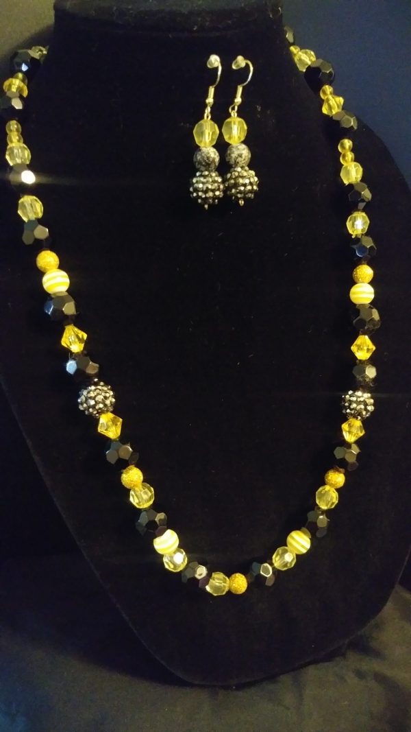 Breezy Slip On Women Black And Yellow Necklace
