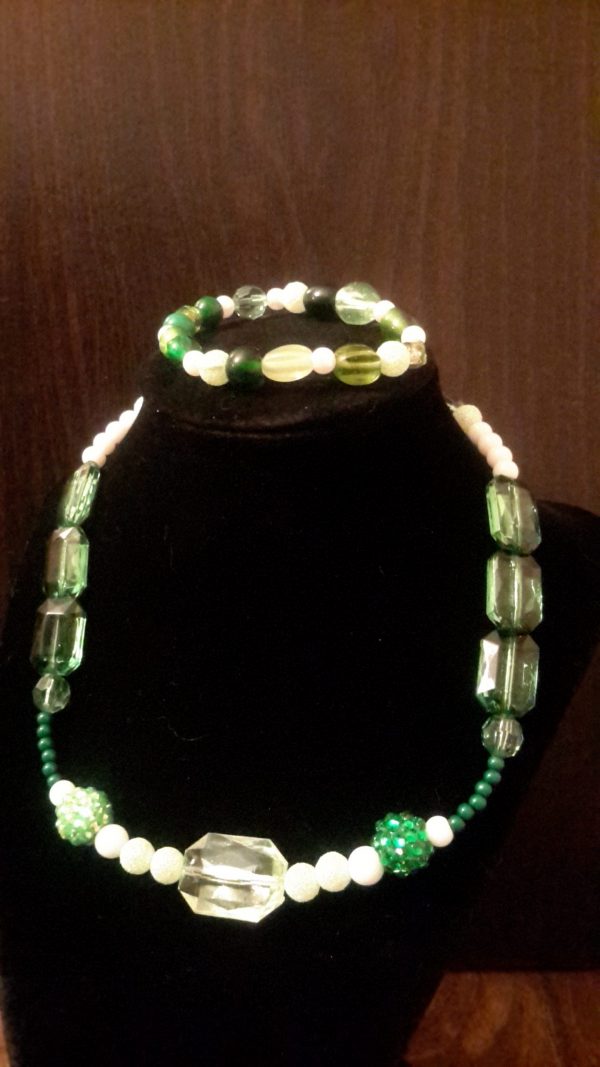 Green And White Beaded Necklace Set