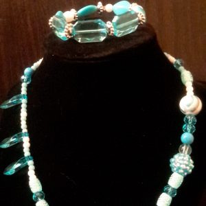TurQuoise And White Bead Necklace Set
